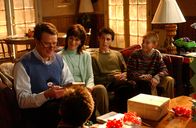 Malcolm mittendrin – Hal (Bryan Cranston, l.) bekommt es mit der Angst zu tun, als er die tollen Weihnachtsgeschenke von Lois (Jane Kaczmarek, 2.v.l.), Reese (Justin Berfield, 2.v.r.) und Dewey (Erik Per Sullivan, r.) bekommt ...
