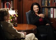 Young Sheldon – (v.li.): Wendie Malick (Präsident Hagemeyer), Ming-Na Wen (Dr. Lee).
