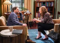 Mom – Trevor (Rainn Wilson, l.); Bonnie (Allison Janney, r.)