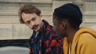 L'Opéra - Dancing in Paris – Flora (Suzy Bemba) steht unter enormen Stress. Alles Training scheint sie ihrem Ziel nicht näher zu bringen. Charlie (Samy Caffonnette) bietet ihr einen riskanten Ausweg an.