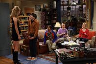 The Big Bang Theory – v.l.) und Raj (Kunal Nayyar, M.) sofort verfallen ...