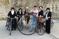 Trauminseln – Radfahrer in historischen Kostümen in Kilkenny.