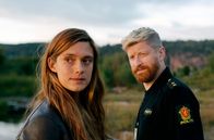 Beforeigners – Der Hafenpolizist Jeppe (Odd-Magnus Williamson) findet Gefallen an der neuen Ermittlerin Alfhildr (Krista Kosonen).