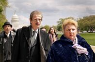 Rabiye Kurnaz gegen George W. Bush – In Washington hoffen die Bremer Hausfrau Rabiye Kurnaz (Meltem Kaptan) und ihr Anwalt Bernhard Docke (Alexander Scheer) endlich herauszufinden, was mit Murat geschah.