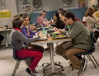 The Big Bang Theory – (im Uhrzeigersinn) Howard Wolowitz (Simon Helberg); Rajesh Koothrappali (Kunal Nayyar); Sheldon Cooper (Jim Parsons); Leonard Hofstadter (Johnny Galecki)