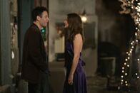 How I Met Your Mother – Weil Robin (Cobie Smulders, r.) von ihrem Freund versetzt wird, stößt sie zu später Stunde noch zu Ted (Josh Radnor, l.) und seinen Kumpels ...