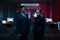 Alex Rider – Für Mrs. Jones (Vicky McClure) und Crawley (Ace Bhatti) bleiben viele Fragen offen. Die Untergrundorganisation "Scorpia" ist ganz klar in den Fall verwickelt. Doch warum?