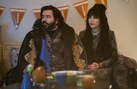 What We Do in the Shadows – Laszlo (Matt Berry, l.); Nadja (Natasia Demetriou, r.)