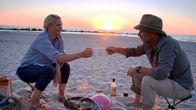 Inselreportagen mit Judith Rakers – Moderator Heinz Galling beim Grillen am Strand.