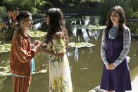 The Good Place – Janet (D'Arcy Carden, r.) versucht, sich von ihren Gefühlen für Jason (Manny Jacinto, l.) abzulenken, doch ihn so glücklich mit Tahani (Jameela Jamil, M.) zu sehen, ist nicht einfach für sie. Vor allem, als ihre neue Beziehung mit Derek nicht so verläuft, wie geplant ...