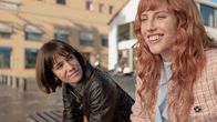 Simple – Marga (Natalia de Molina, r.) und Laia Buedo (Bruna Cusí, l.) unterhalten sich über Margas Fehlverhalten im Krankenhaus sowie über die Herausforderungen öffentlicher Verbote und Normen.