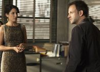 Elementary – Sherlock Holmes (Jonny Lee Miller, r.) ermittelt in einem neuen Fall und stößt dabei auf Heather (Lisa Edelstein, l.), doch hat sie etwas damit zu tun?; Sherlock Holmes (Jonny Lee Miller, r.) ermittelt in einem neuen Fall und stößt dabei auf Heather (Lisa Edelstein, l.), doch hat sie etwas damit zu tun?