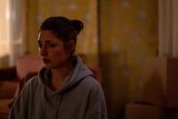WIR – Helena (Katharina Nesytowa) kommt nach einer Nacht mit Annika zurück zu Tayo.