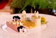 Silvia kocht – „Gebeizter Achensee Saibling mit Kohlrabi, Buttermilch und Wiesenkräutern“ von Michael Rieser.