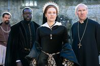 Becoming Elizabeth – v.l.n.r.: Guzmán de Silva (Oliver Huband), Pedro (Ekow Quartey), Mary Tudor (Romola Garai), Bishop Gardiner (Alex Macqueen)