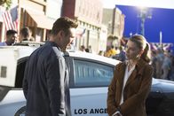 Lucifer – Chloe (Lauren German, r.) gefällt es überhaupt nicht, dass Dan (Kevin Alejandro, l.) plötzlich als Officer bei ihr am Tatort auftaucht, obwohl er eigentlich noch hinter Gittern sein sollte ...