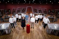 Das große Backen - Die Profis – (v.l.n.r. außen) Richard; Janosch; Stefan; Katrin; Max-Toby; Annika; Michael; Nathalie; Fatmanur; Nicole; Leona; Jan; (v.l.n.r. Mitte) Enie van de Meiklokjes; Bettina Schliephake-Burchardt; Günther Koerffer; Christian Hümbs