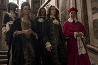 Versailles – v.l.n.r.) Madame de Maintenon (Catherine Walker); Ludwig XIV. (George Blagden); Kardinal Leto (Ken Bones)