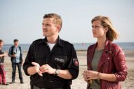 Friesland – Polizist Jens Jensen (Florian Lukas) und Insa Scherzinger (Theresa Underberg) treffen beim traditionellen Feuer an der ostfriesischen K¸ste aufeinander. in Verbindung mit der Sendung inkl. SocialMedia bei Nennung ZDF/Martin Valentin Menke