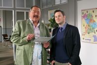 Die Rosenheim-Cops – Die Kommissare Hofer (Joseph Hannesschläger, l.) und König (Mark-Alexander Solf, r.) ermitteln.