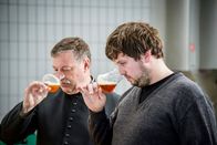 Heimatleuchten – Trappistenbier im Stift Engelszell. Diakon Hans Hofer (links im Bild) überwacht, wie das Trappistenbier von Braumeister Tobias Pumberger (rechts im Bild) gebraut wird. Die Brauerei Stift Engelszell ist eine von derzeit weltweit elf Trappistenbrauereien, die diese Spezialität herstellen darf. Das Engelszeller Trappistenbier ist im deutschsprachigen Raum einzigartig. Die Geistlichen verwenden ungewöhnliche Zutaten wie Hefe oder Honig aus Eigenproduktion. In der Komposition ihrer Biere lassen sie sich von der Naturlandschaft rund um das Kloster inspirieren, ebenso wie sie mit der Auswahl der Rohstoffe aus dem regionalen Umfeld ihre ethische und ökologische Verantwortung für Mensch und Natur zum Ausdruck bringen wollen.