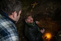 XY gelöst – Düstere Phantasien: Zwei Täter öffnen nachts das Grab einer alten Frau.
