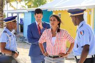 Death in Paradise – Dwayne Myers (Danny John-Jules, l.), Oliver (Stefano Braschi, 2.v.l.), Florence Cassell (Joséphin Jobert, 2.v.r.) und J.P. (Tobi Bakare, r.) sind am Ermitteln.