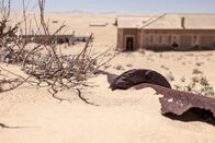 Terra X: Tabu - Verbotene Orte – Geisterstadt Kolmanskop. Früher die reichste Stadt Afrikas, heute zeugen nur noch Ruinen vom ehemaligen Glanz.
