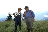 Löwenzahn Classics – Peter (Peter Lustig, l.) hat seinen Nachbarn Paschulke (Helmut Krauss, r.) in die Berge gelockt, damit er etwas Bewegung bekommt. Jetzt bewundern beide das herrliche Alpenpanorama.