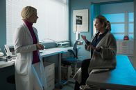 In aller Freundschaft – Sarah Marquardt (Alexa Maria Surholt, re.) hat eine neue mechanische Herzklappe. Nun kann sie nachts nicht schlafen, da sie das Gefühl hat, ein Klicken zu hören. Dr. Kathrin Globisch (Andrea Kathrin Loewig, li.) konnte beim Abhören nichts Außergewöhnliches feststellen, will Sarah aber trotzdem zur Beobachtung in der Sachsenklinik behalten. Sarah ahnt von Kathrins Verdacht noch rein gar nichts.