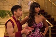 The Good Place – Obwohl Jason (Manny Jacinto, l.) und Tahani (Jameela Jamil, r.) ganz genau wissen, was die Dämonen für sie geplant haben, ist Tahani zu tiefst betrübt, als sie ihren Plan tatsächlich ausführen ...