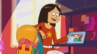 Power Sisters – Im Internet erfährt Wendy, dass es sich um eine verbreitete Allergie handelt.