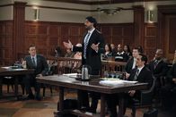 How I Met Your Mother – Während sich Marshall (Jason Segel, vorne l.) in dem größten Fall seiner Karriere mit seinem alten Freund und neuen Erzfeind Brad (Joe Manganiello, vorne 2.v.l.) anlegt, denken die Freunde über die Momente nach, in denen sie selbst mit dem Gesetz konfrontiert wurden ...