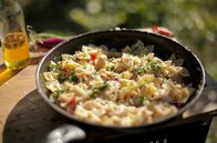 Zu Tisch ... – Der zitronig-feinbittere Geschmack der Bergamotte gibt den Farfalle mit Thunfisch ihr besonderes Aroma.