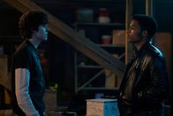 Hysteria! – Cliff (Elijah Richardson, r.) verlangt Antworten von Dylan (Emjay Anthony, l.) – doch vielleicht ist es längst zu spät für Vergebung.