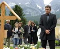 Der Bergdoktor – Endlich kann Martin Andreas Grab besuchen. Seine ganze Familie ist bei ihm (v.li.: Siegfried Rauch, Ronja Forcher, Monika Baumgartner, Heiko Ruprecht, Nike Fuhrmann, Hans Sigl).