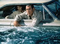 Doppelmord – Auf der Suche nach der Wahrheit geraten die verzweifelte Libby (Ashley Judd, l.) und ihr Bewährungshelfer Travis Lehman (Tommy Lee Jones, r.) in ein infames Komplott ...