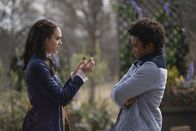 Legacies – Josie Saltzman (Kaylee Bryant, l.); MG Greasley (Quincy Fouse, r.)