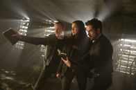 The Exorcist – Während Bennett um sein Leben kämpft, müssen sich Marcus (Ben Daniels, l.), Mouse (Zuleikha Robinson, M.) und Pater Tomas (Alfonso Herrera, r.) mit den Geistern aus der Vergangenheit auseinandersetzen ...