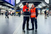 Mona mittendrin – Mona mittendrin Pulsierender HB Zürich – Rund um den grössten Bahnhof der Schweiz Die Reinigungsfachleute Fathallah Aniba (l.) und Moncef Saadouni (r.) halten den HB Zürich sauber. 2026 Copyright: SRF
