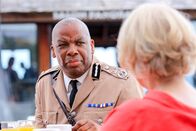 Death in Paradise – Selwyn Patterson (Don Warrington, l.) genießt eine Tasse Tee im Beisein von Tante Mary (Wendy Craig, r.).