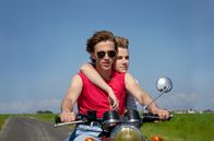 Sommer 85 – Sommer 85 Zu zweit auf dem Moped: Benjamin Voisin als David, Félix Lefebvre als Alexis