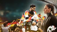 Sportschau / ARD-Thementag: Fußball-EM: Deutschland. Fußball. Sommermärchen 2024? – Key Visual Einzelstück ohne Typo zu "Deutschland. Fußball. Sommermärchen 2024? - Doku mit Esther Sedlaczek". Deutschland. Sommer. Fußball-WM 2006: Eine Nation erlebt ein Sommermärchen. Deutschland, 18 Jahre später. Die UEFA Euro 2024. Ein verändertes Land. Und doch wieder ein Sommermärchen?