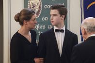 Young Sheldon – Mary Cooper (Zoe Perry, l.); Sheldon Cooper (Iain Armitage, r.)