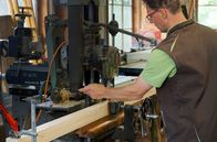 Handwerkskunst! – Schreinermeister Martin Seeger an der Kettenfräse. Die Firma Leitern-Beck im schwäbischen Dettingen an der Erms stellt die Holme, die Sprossen und die Stützen für Obstleitern selbst her.