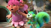 Drache Digby – Die Fee Fizzy hat mit ihrer Farbtauschbox das rote Fell vom Eichhörnchen Chips in blau-grün umgewandelt. Beide gucken erwartungsvoll, ob der Farbtausch-Zauberspruch bei Digby auch gewirkt hat.