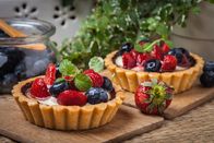 Das große Promibacken – Fresh homemade fruit tart with strawberries and blueberries