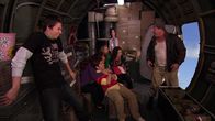 iCarly – Spencer Shay (Jerry Trainor, l.), Freddie Benson (Nathan Kress, 3.v.l.), Sam Puckett (Jennette McCurdy, 3.v.r.), Carly Shay (Miranda Cosgrove, 2.v.r.), Freight Dog (Don Stark, r.)