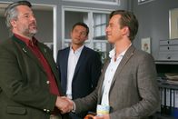 Die Rosenheim-Cops – Die lockere Art von Neuzugang Andreas Lorenz (Benedikt Blaskovic, r.) kommt bei Hansen (Igor Jeftic, M.) gut an. Kommissar Stadler (Dieter Fischer, l.) zeigt sich noch reserviert.