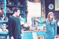 Friends – Joey (Matt LeBlanc, l.) ist nach wie vor der Einzige, der von der Beziehung von Monica und Chandler weiß. Wieder muss er die beiden vor Rachel (Jennifer Aniston, r.) decken und gerät dadurch in peinliche Situation._Titel: Friends